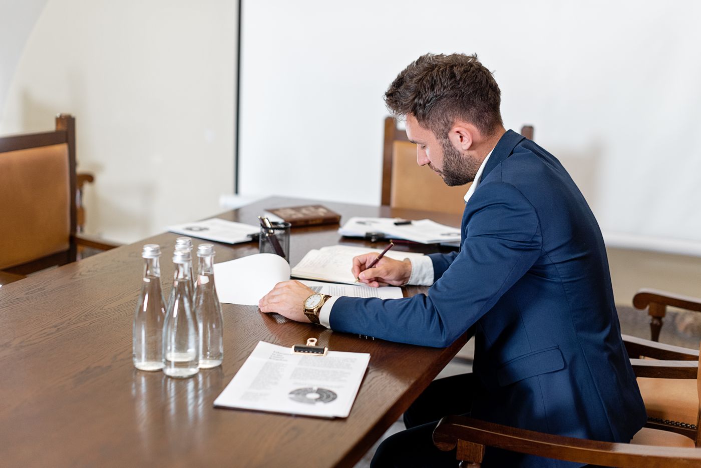 Conseiller prenant des notes sur un dossier